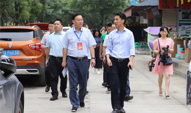 区人大调研组考察腾博诚信官网集团香城公司静安农贸市场工程项目